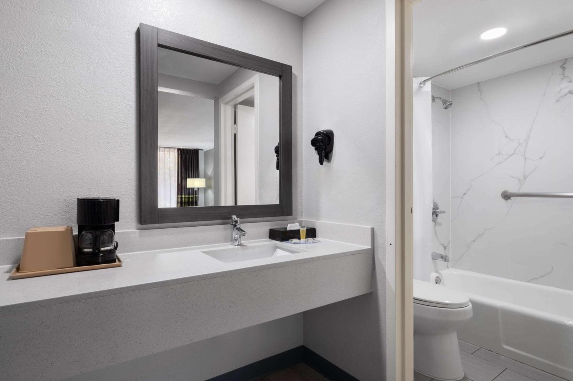 ซูเปอร์ 8 บาย วินด์แฮม ลองก์วิว/นอร์ท Motel ลองวิว ภายนอก รูปภาพ