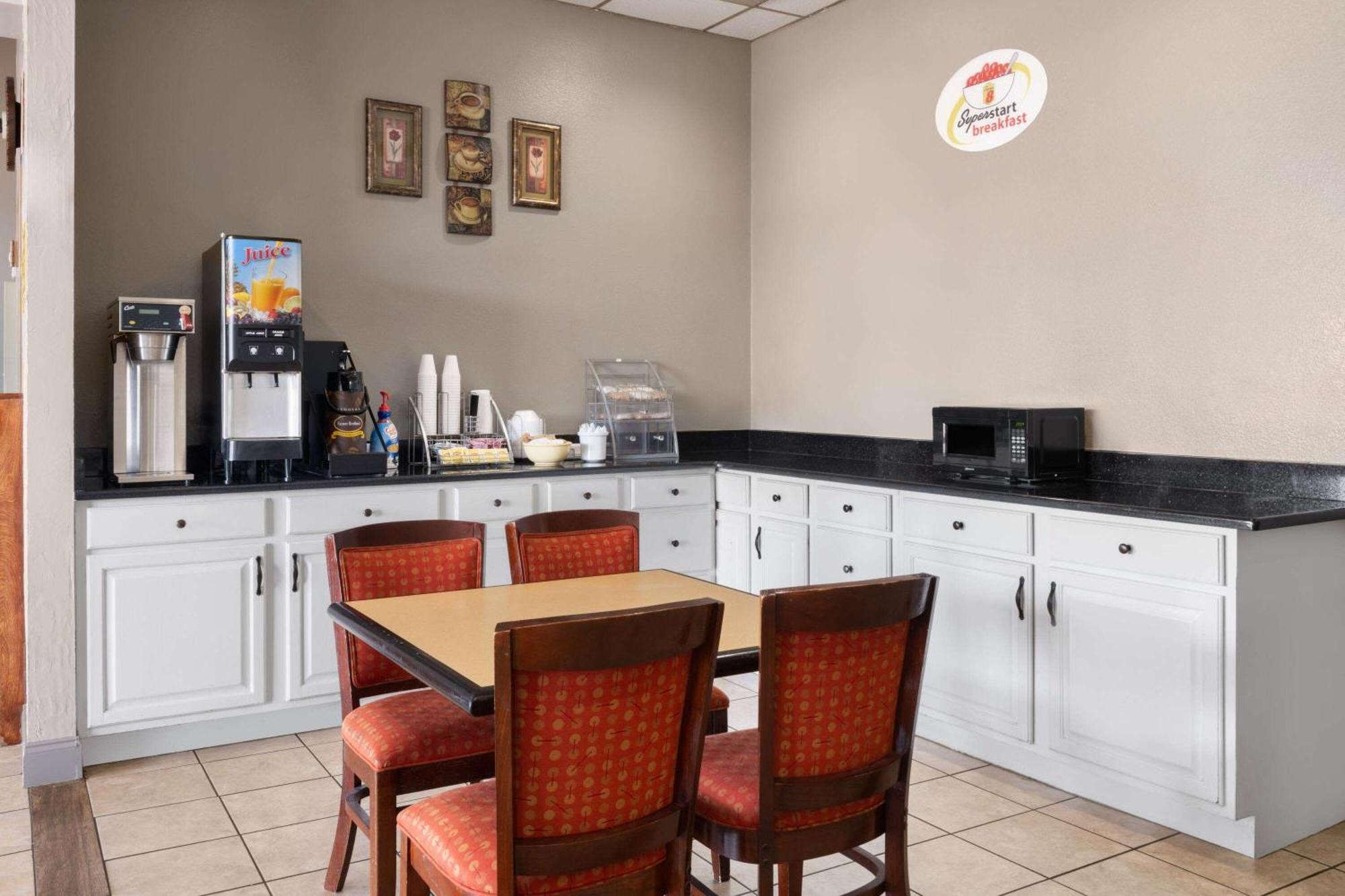 ซูเปอร์ 8 บาย วินด์แฮม ลองก์วิว/นอร์ท Motel ลองวิว ภายนอก รูปภาพ