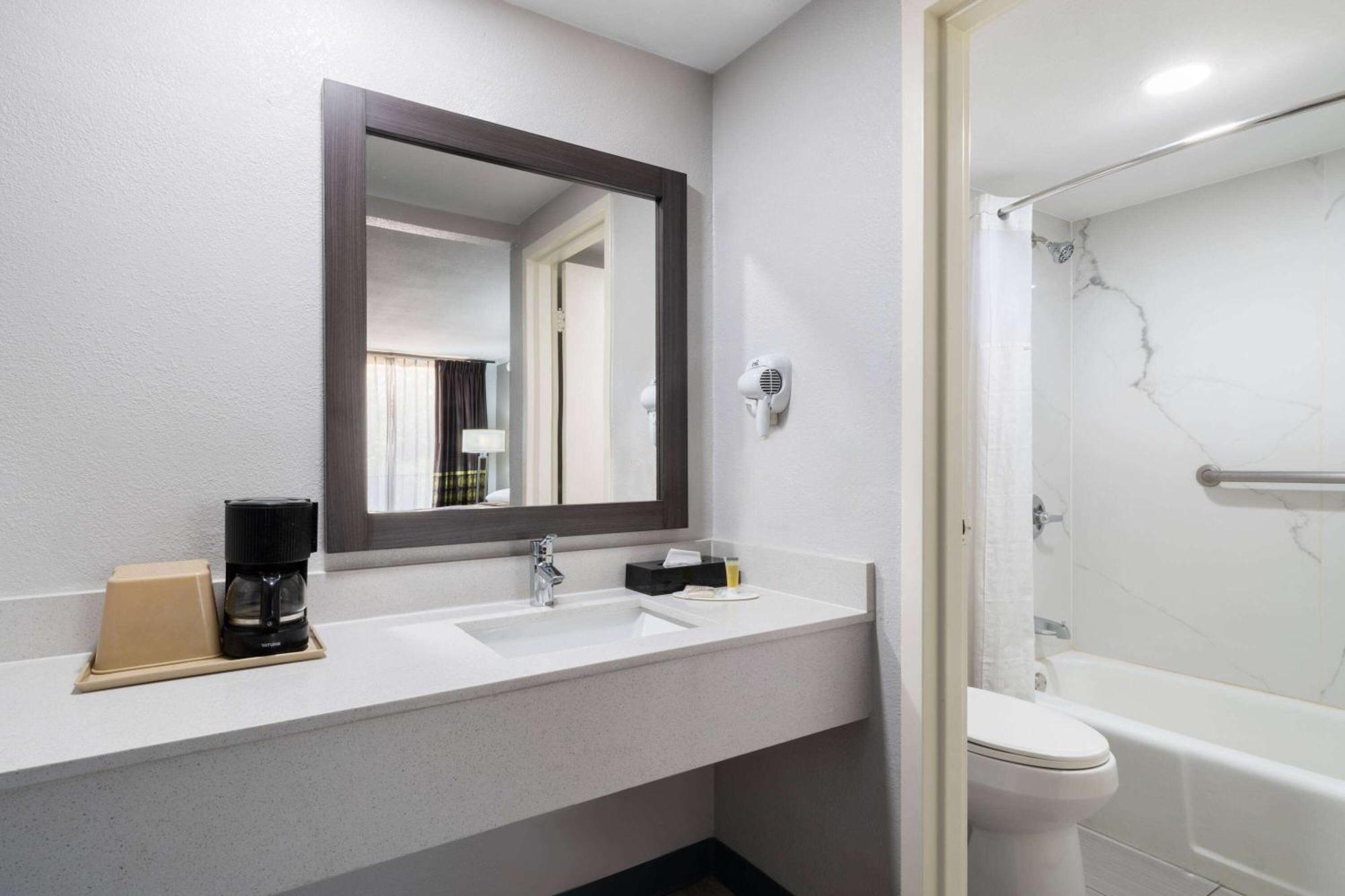 ซูเปอร์ 8 บาย วินด์แฮม ลองก์วิว/นอร์ท Motel ลองวิว ภายนอก รูปภาพ